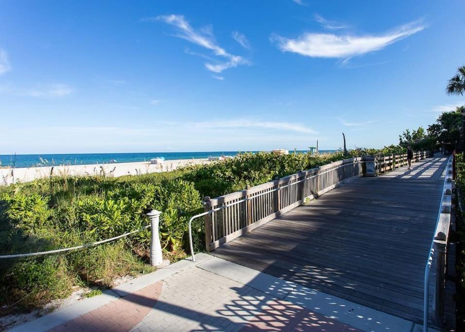Steps To The Beach! Appartamento